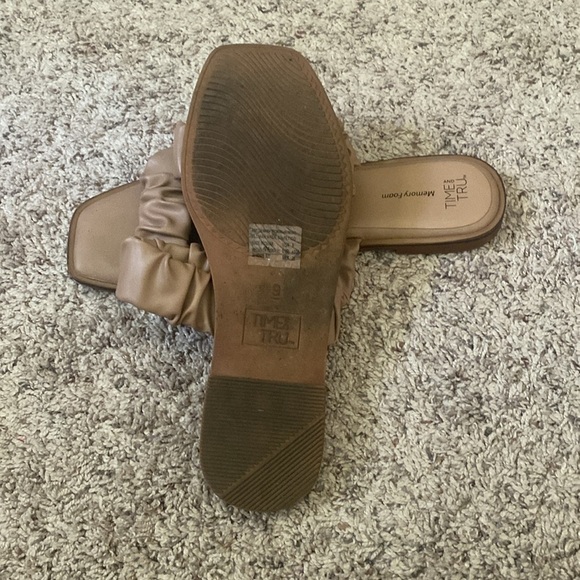 Time and Tru Women’s Ruched Strap Sandal with memory foam footbed size 9 - Picture 6 of 7